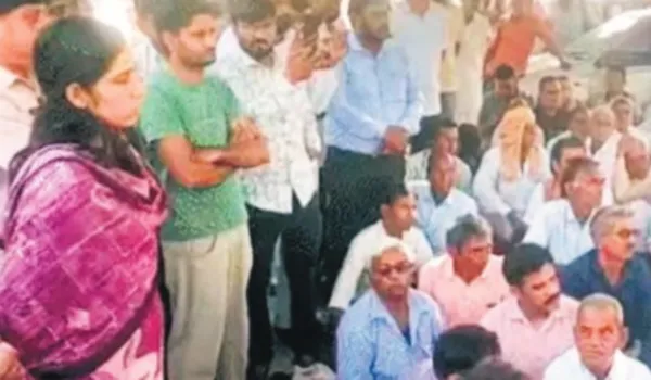 धरने पर बैठे परिजन व ग्रामीण, शव लेने से किया इनकार