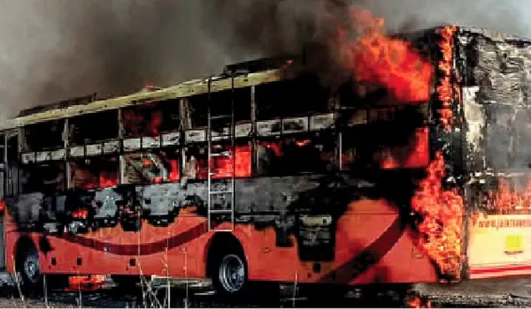 धधकी बस... 20 जिंदगियां राख...