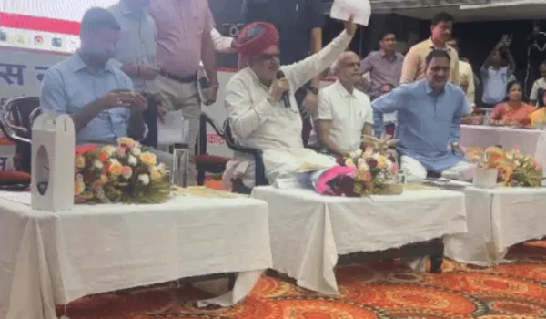 यूडीएच मंत्री खर्रा के सामने लोगों ने प्रदर्शन कर जताया विरोध