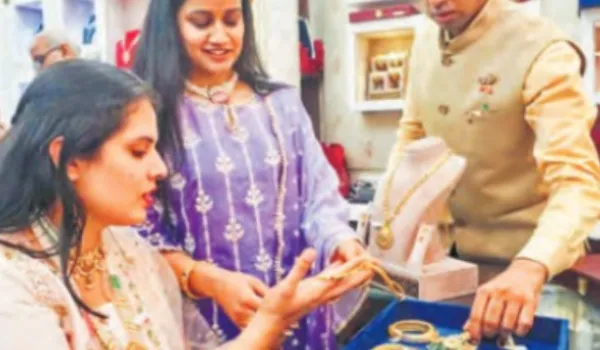 धनतेरस पर समृद्धि की बरसात... रिकॉर्ड तोड़ खरीदारी से चमका बाजार