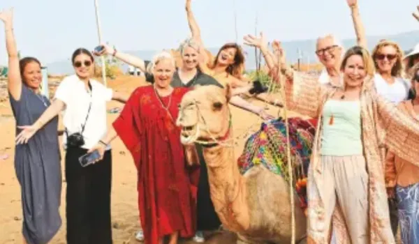 पुष्कर मेले में सजे ऊंट और कैमल सफारी का पर्यटकों में रोमांच