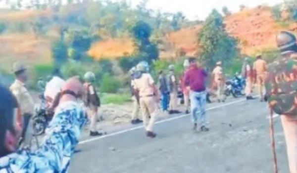 ग्रामीणों ने किया पथराव... पुलिस का लाठीचार्ज व हवाई फायरिंग