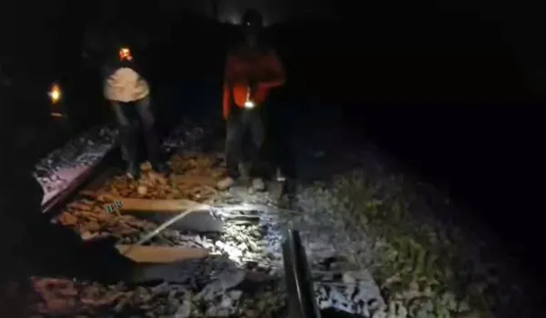 रेलवे लाइन पर आईईडी विस्फोट से ट्रेन सेवाएं हुई बाधित