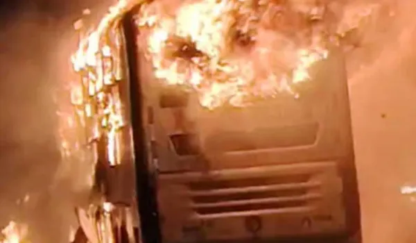 आग का गोला बनी बस, 20 जिंदा जले