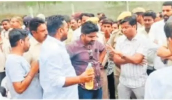 युवती का शव लेकर फैक्ट्री के बाहर धरने पर बैठे ग्रामीण