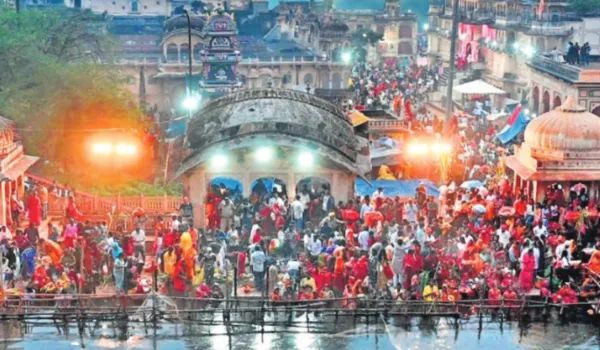 छठ पर्व पर अस्ताचलगामी सूर्य को दिया पहला अर्घ्य