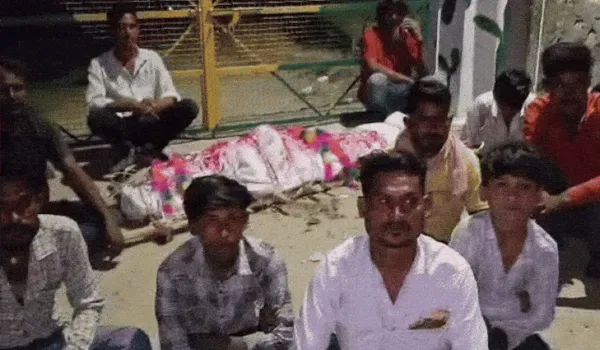 लोगों में फूटा आक्रोश, सड़क पर शव रखकर प्रदर्शन