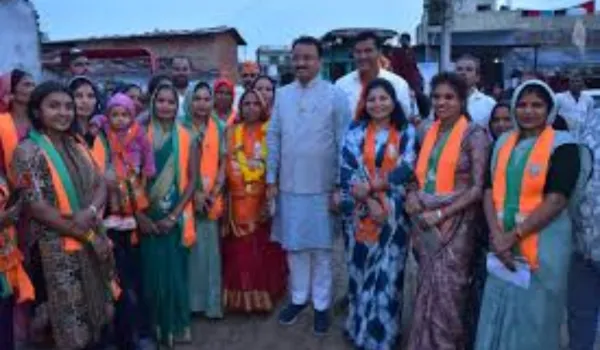 कांग्रेस-भाजपा के नेताओं ने डेरा डाला, टटोल रहे वोटरों का मन