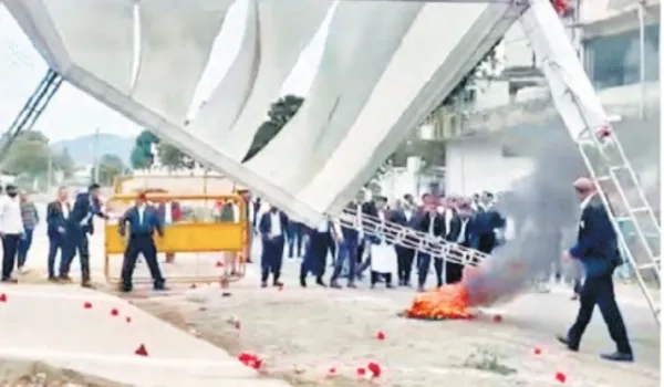 नए कोर्ट भवन के शुभारंभ पर भड़के वकील, टेंट में लगाई आग