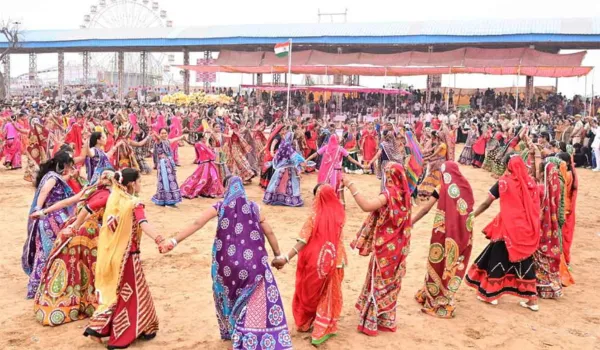 पुष्कर में नगाड़ों की गूंज, सवा लाख दीपकों से जगमगाए घाट