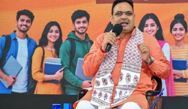 सपनों को उड़ान देगी सरकार, युवा असंभव को संभव बनाएं