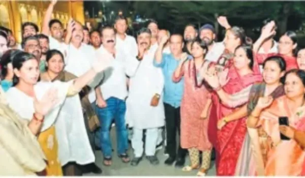देर रात हंगामे के बाद बैरिकेड्स गिराए, पुलिस ने किया लाठीचार्ज