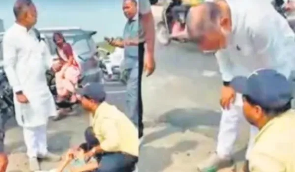 बेटी के साथ बाइक से लौट रहे पिता की मौत