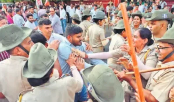 बैरिकेड्स पर चढ़े कार्यकर्ता, पुलिस से भिड़े... खरगे का पुतला फूंका