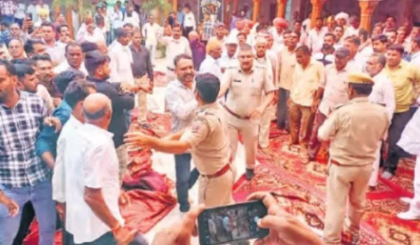 समाज की बैठक में चले लात-घूंसे, एक युवक का सिर फटा