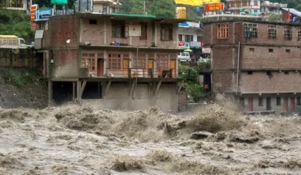 पंजाब बाढ़ से बेहाल... दिल्ली के निचले इलाकों में यमुना का पानी घुसा