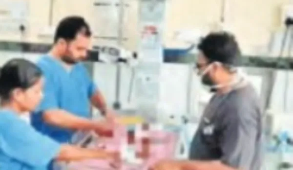 पांच घंटे की नवजात जिंदा बच्ची को कचरे में फेंक मिट्टी डाली, अस्पताल में भर्ती