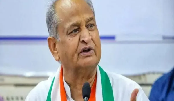 हमारी योजनाओं का सिर्फ नाम बदल रही है सरकार: गहलोत