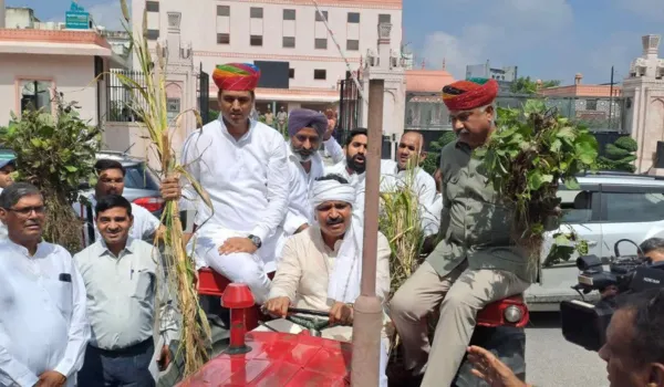 खराब फसलों के सैंपल लेकर ट्रैक्टर से पहुंचे कांग्रेस विधायक