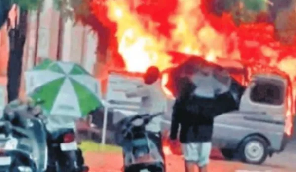 चलती वैन में लगी आग, दो बच्चे झुलसे