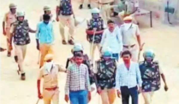 लोगों ने किया पथराव, पुलिस ने किया लाठीचार्ज