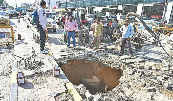 उखड़ी शहर की सड़कें... 15 फीट के गड्ढे ने रोकी वाहनों की रफ्तार