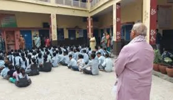प्रधानाचार्य गायब, टीचर मोबाइल में बिजी छात्रों को PM और CM का नाम पता नहीं