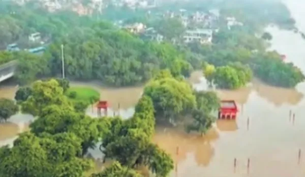 यमुना का पानी दिल्ली की सड़कों तक, उज्जैन के मंदिर डूबे