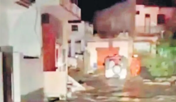 अजमेर में बोराज तालाब की पाल टूटी... मकान ढहे