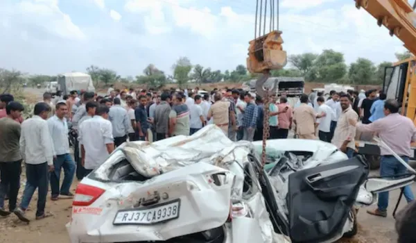 बस और कार भिड़ी... महिला समेत 2 की मौत, 20 घायल