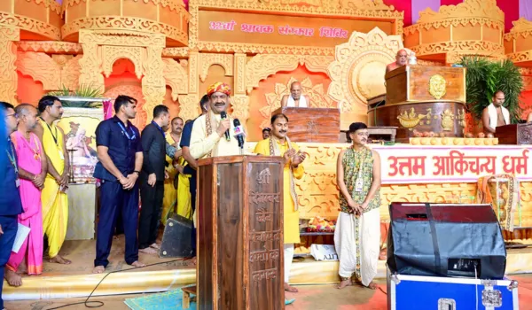 सत्य, अहिंसा और करुणा को जीवन में उतारें: बिरला