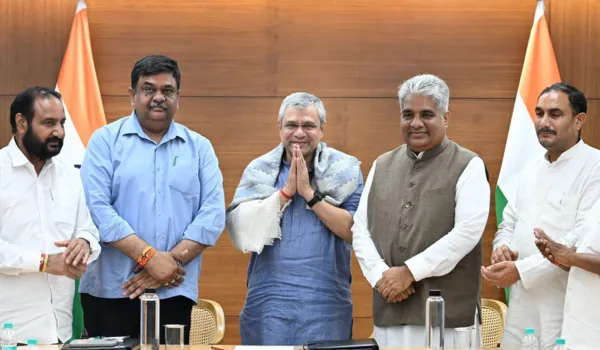 शहर को जोड़ेगा रेलवे, हर स्टेशन पर होंगे दो द्वारः अश्विनी वैष्णव