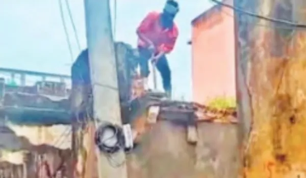 बिना सुरक्षा उपकरण के छत पर मजदूर, अफसर खींचते रहे फोटो