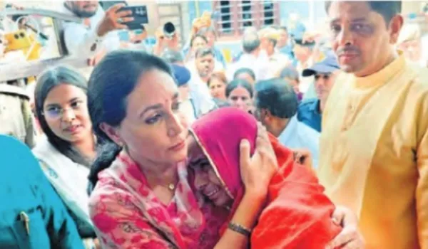 गंदे पानी में पैदल चलकर पीड़ितों से मिलीं उप मुख्यमंत्री