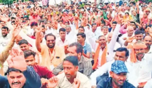 कलेक्ट्रेट के बाहर हाईवे पर किसानों ने डाला महापड़ाव