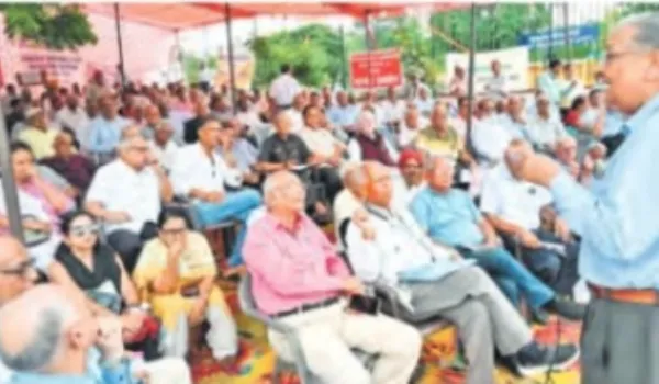 पेंशन को लेकर विश्वविद्यालयों कर्मचारियों का धरना के
