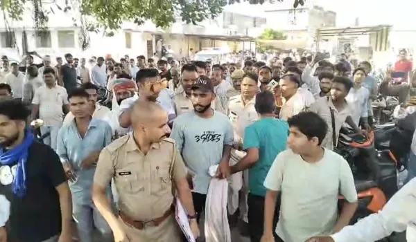 ग्रामीणों का धरना, समझाइश करने गए पूर्व सरपंच से मारपीट