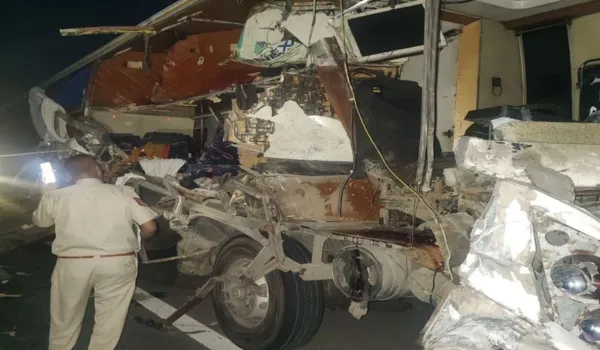 वॉल्वो आगे चल रहे वाहन से टकराई, कंडक्टर समेत 2 मरे
