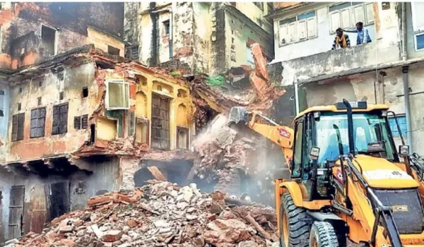 परकोटे की जर्जर इमारतों पर चला निगम का बुलडोजर