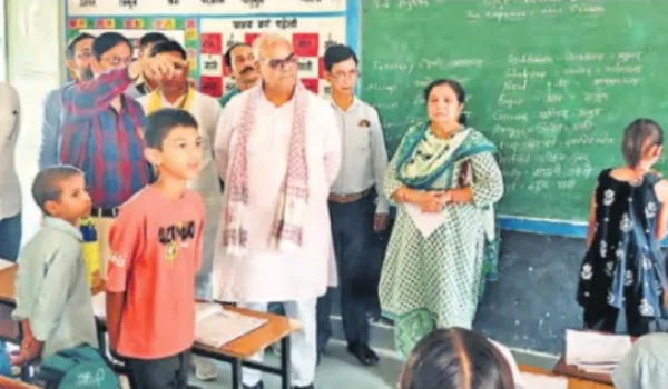 मंत्री को देखते ही भागे 'गुरुजी', क्लासरूम में मची भगदड़