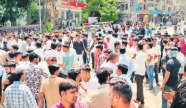 नाराज लोगों ने थाने का घेराव कर किया विरोध-प्रदर्शन
