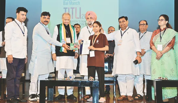 देश के इतिहास को तोड़-मरोड़कर दिया जा रहा सांप्रदायिक रंग