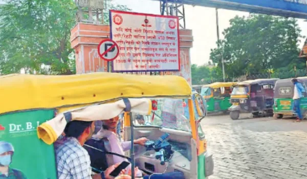 अमृत भारत की 'चमक' को गंदगी-जाम ने किया 'बेनूर'