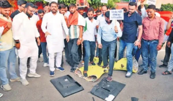 कांग्रेस कार्यकर्ताओं ने प्रदर्शन कर मैच के विरोध में टीवी तोड़े