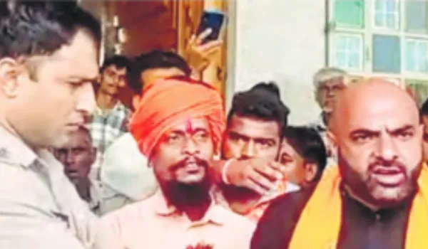 धर्मांतरण का आरोप, लोगों का फूटा गुस्सा