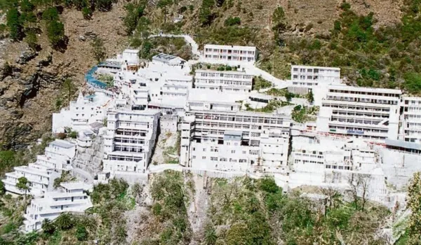 तीर्थयात्रियों का प्रदर्शन, मंदिर की ओर बढ़ने का किया प्रयास