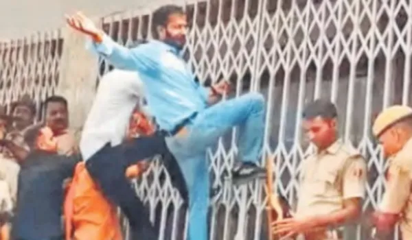 औरंगजेब की प्रशंसा पर छात्रों का हंगामा... पुतला जलाया