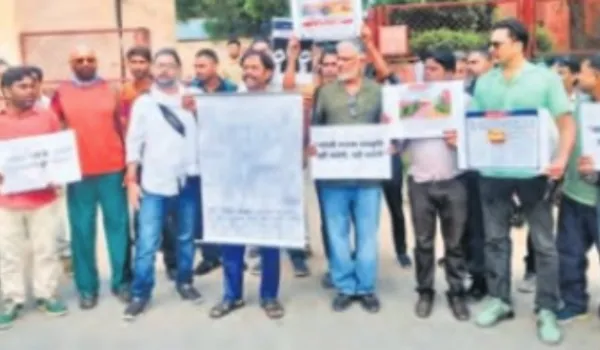 'भ्रष्टाचार हटाओ-JKK बचाओ' नारों के साथ कलाकारों ने किया विरोध प्रदर्शन