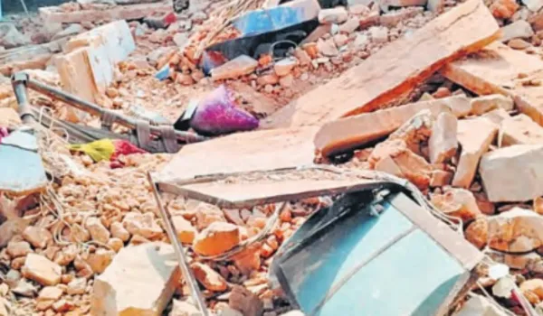 दरारें दिखीं, जब तक संभलते उससे पहले ही गिरा मकान