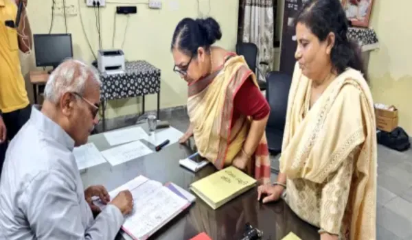 फोन पर बात कर रहे शिक्षक के निलंबन के निर्देश